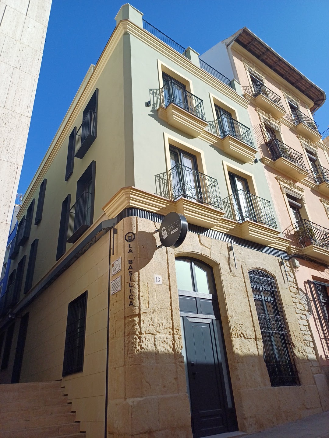 Apartamentos La Basílica by BeAlicante