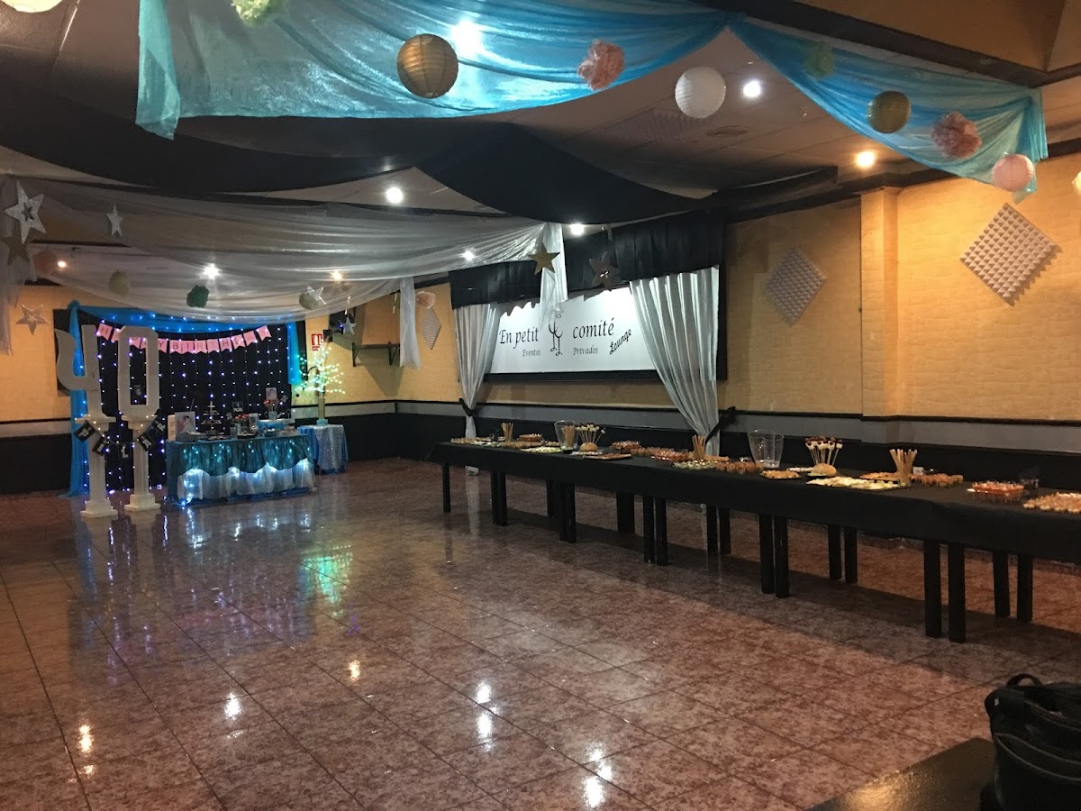 En Petit Comite Lounge