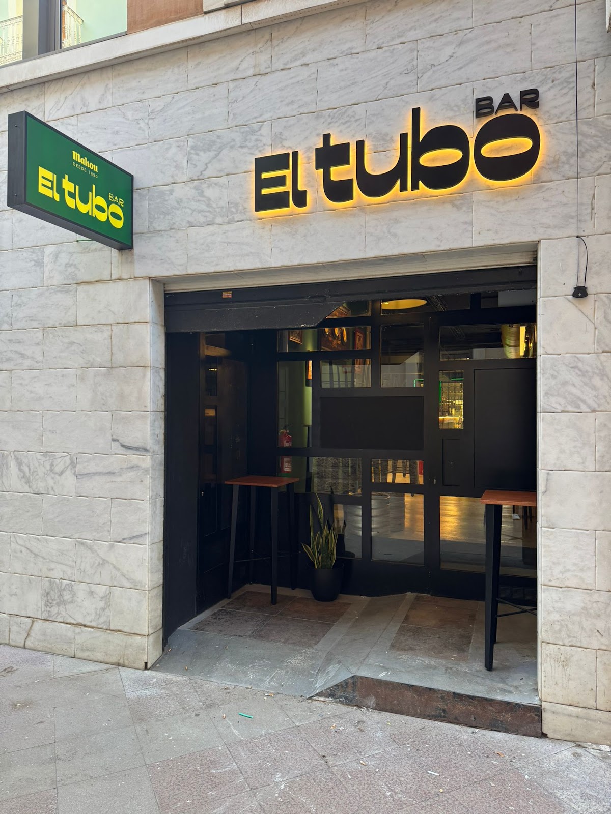 El Tubo Bar