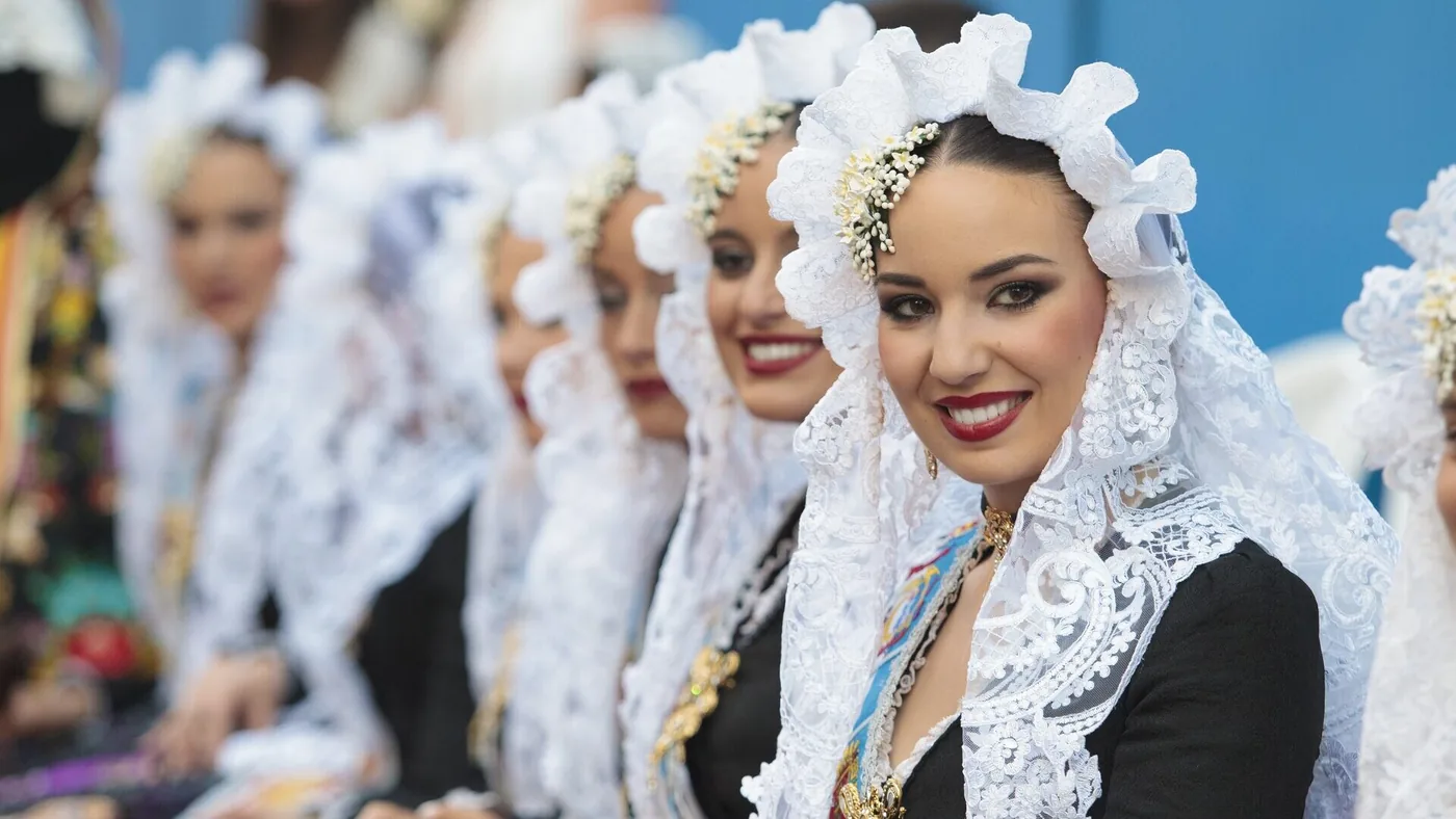 Indumentaria tradicional de Hogueras