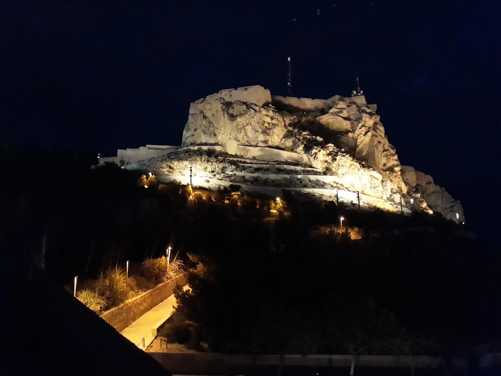 Castillo de Santa Bárbara iluminado de noche