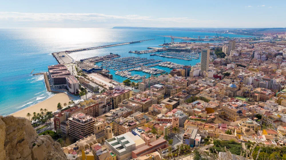 Cómo llegar y moverse por Alicante